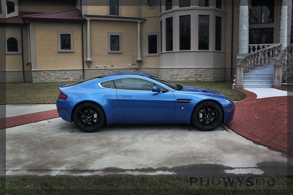  photo Aston-Martin-Vantage-1.jpg