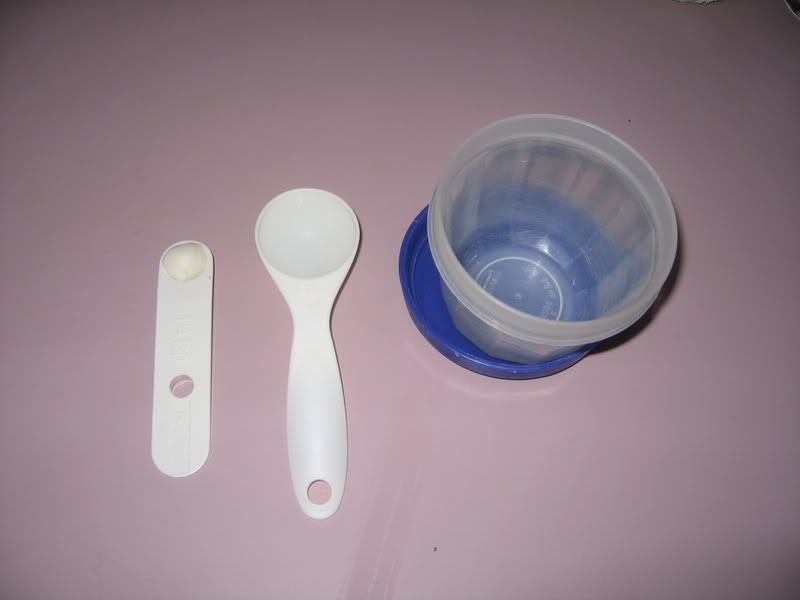 1/4 teaspoon gum paste, 1 tablespoon water, 1 small air tight container