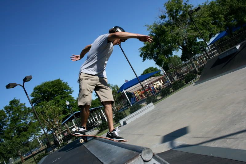 IMAGE: http://i85.photobucket.com/albums/k60/A7XdrummerA7X/people%20skating/IMG_2938.jpg