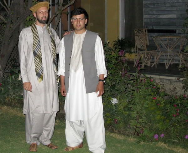 shalwar Do you find the shalwar kemeez/pakul hat/scarf combo becoming? Its comfy...